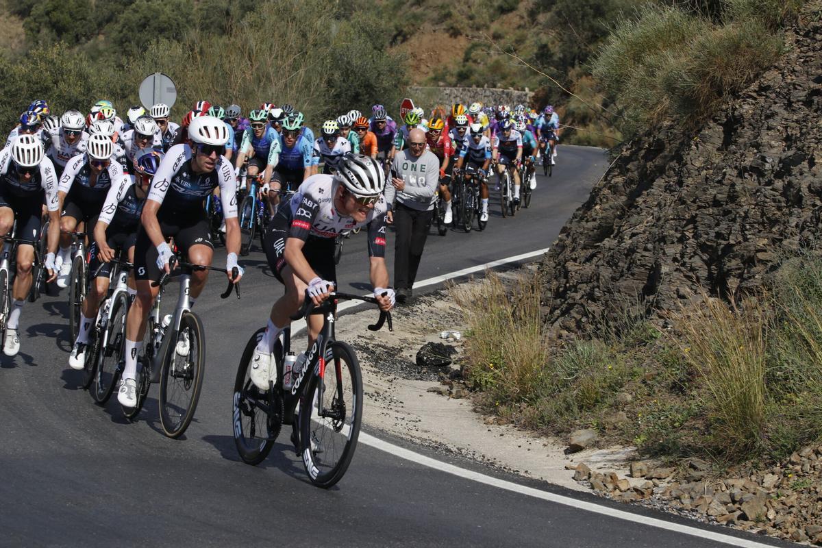 La primera etapa de la Vuelta a Andalucía Ruta del Sol, a su paso por el alto de Canillas del Aceituno