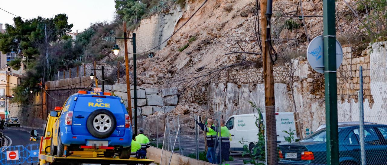 El desprendimiento de tierras afectó a una zona de estacionamiento.