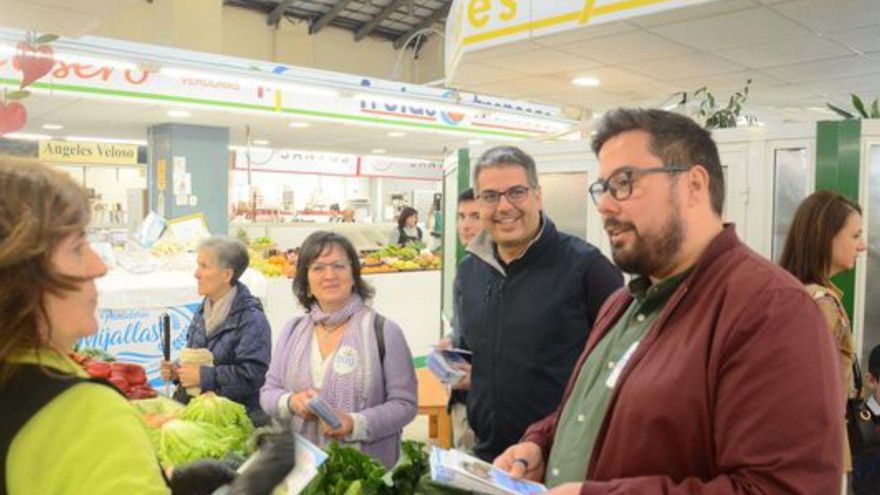 Xabier P. Igrexas visitó  ayer el Mercado de Teis.