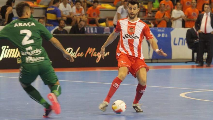 Eka controla el balón en el partido ante Osasuna Magna.