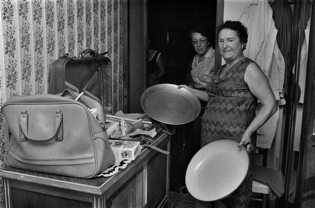 Entre las cosas que se llevaban no podía faltar la paella.