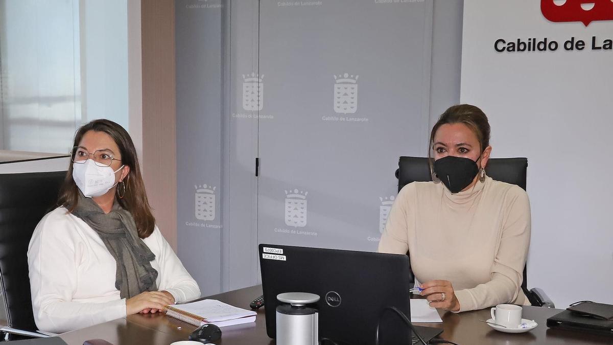 Isabel Martín (i) y María Dolores Corujo, en el Cabildo de Lanzarote.