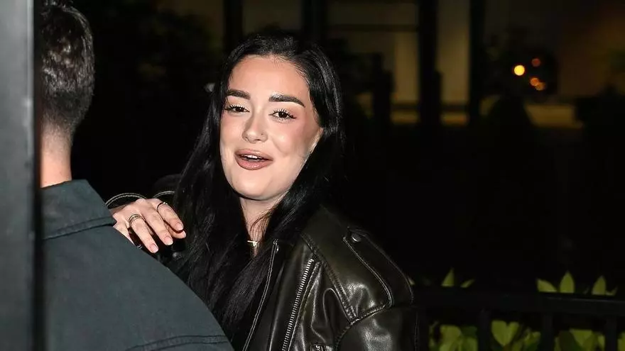 Julia Janeiro reaparece acompañada tras su primera portada y ya deja recados a la prensa: "Es mi mejor amigo ¿eh?, no confundáis"