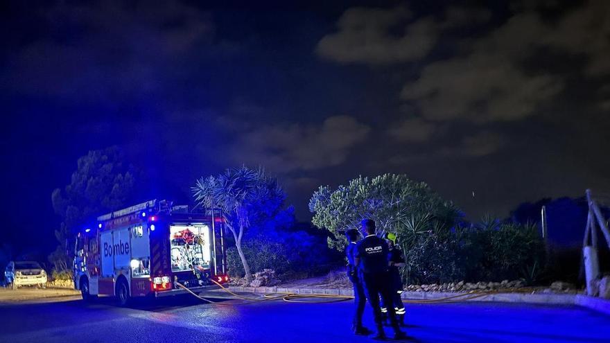 Los bomberos sofocan un incendio en el pinar junto s del parque natural de las lagunas de Torrevieja y La Mata a la urbanización San Luis