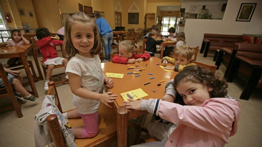 Niños asistentes al campamento del Recreo Cultural de A Estrada, esta mañana. // Bernabé / Cris M.V.