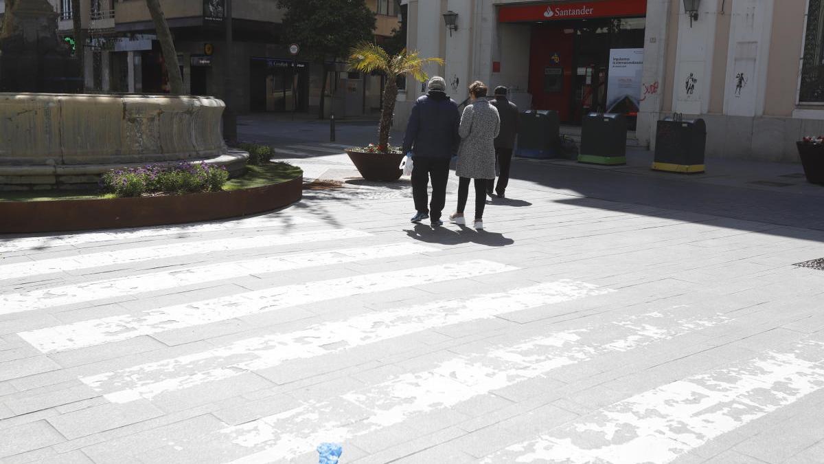 Guantes tirados en el suelo en una calle de Gandia.