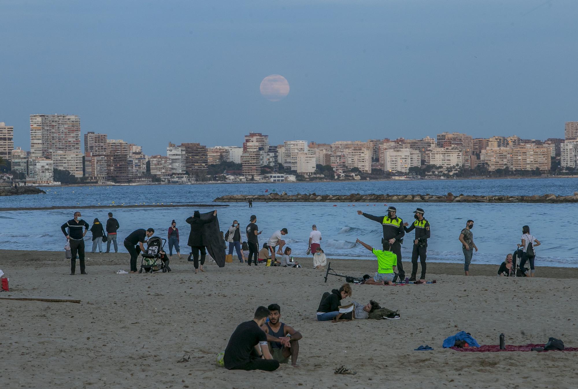 28/01/2021 | Policía Local interviene para que se cumplan las medidas en la playa del Postiguet