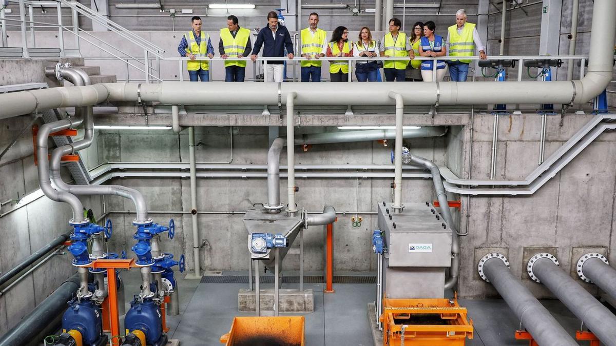 Las autoridades insulares y municipales con técnicos durante la visita a la depuradora, ayer. | MARÍA PISACA