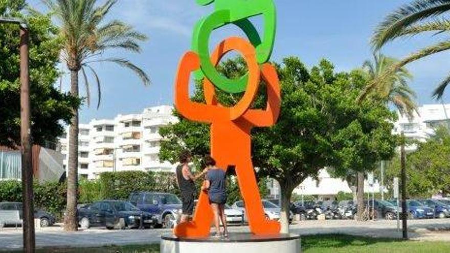 Una escultura de siete metros y 11 toneladas de Keith Haring se alza en Vila