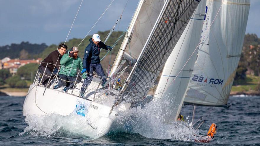 Al Arpón IV en plena regata en Portonovo