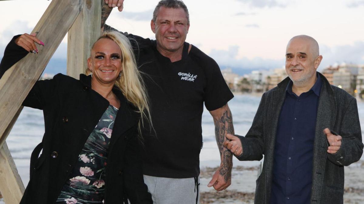 l Eine Idee vereint diese ansonsten sehr unterschiedlichen Menschen. Auf dem Foto von links: das Bodybuilder-Paar Caro und Andreas Robens und der Uni-Professor Julio Batle.  | FOTO: NELE BENDGENS