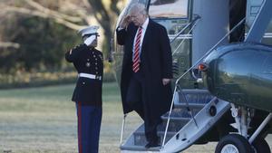 Trump llega con el helicóptero presidencial a la Casa Blanca.