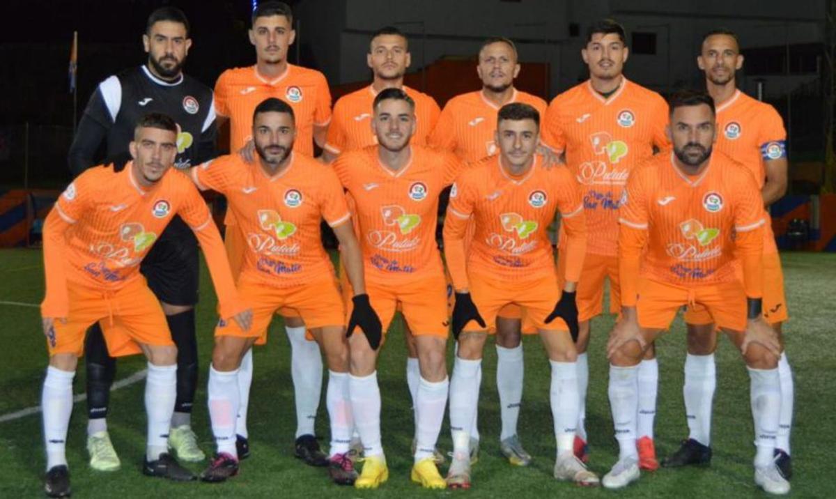 Formación inicial que presentó el San Mateo anoche ante el Arucas. | | PANADERÍA PULIDO