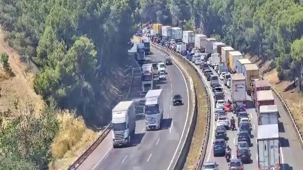 L'AP-7 tallada a Avinyonet del Penedès (Barcelona)