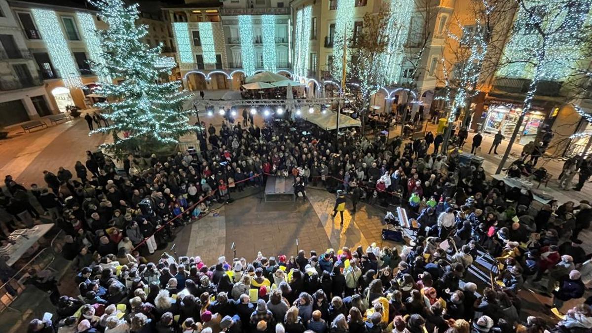 La cantada de Nadales a la plaça de l'Ajuntament d'Igualada