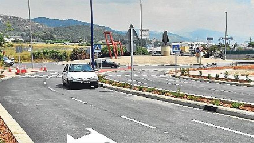 El vial que se inauguró ayer tiene 140 metros y enlaza la rotonda de la silla con el campus de la UJI.