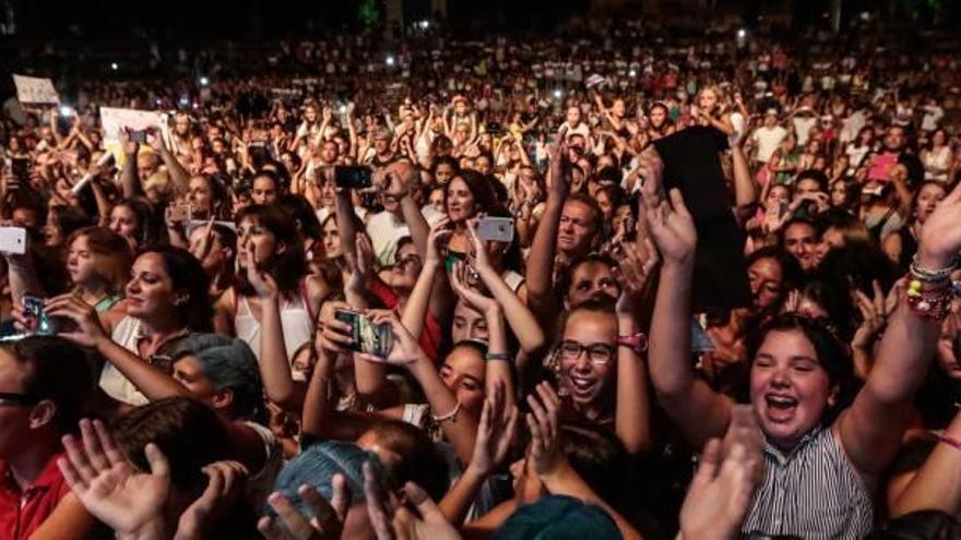 El público se volcó ayer en la actuación de la banda joven del momento Sweet California, en el estadio Julio Iglesias de Benidorm.