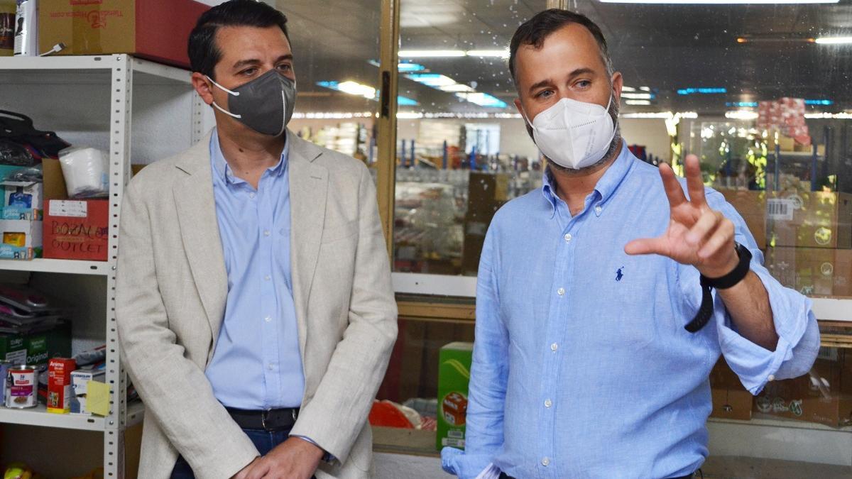 El alcalde de Córdoba, José María Bellido, y el director de Piensos y Mascotas, Francisco Castejón, durante una visita del primer edil a la empresa.