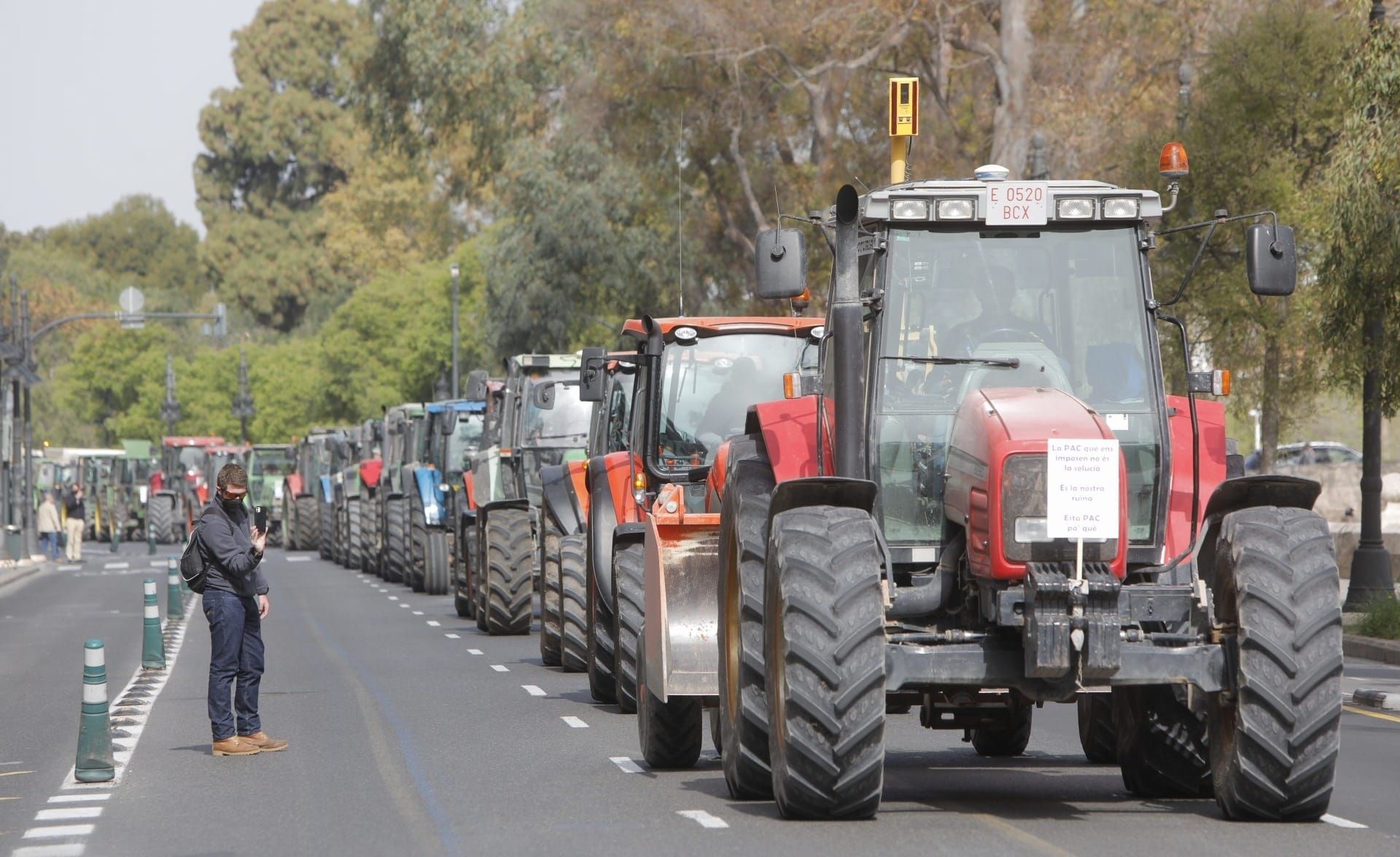 Tractorada de arroceros por el centro de València