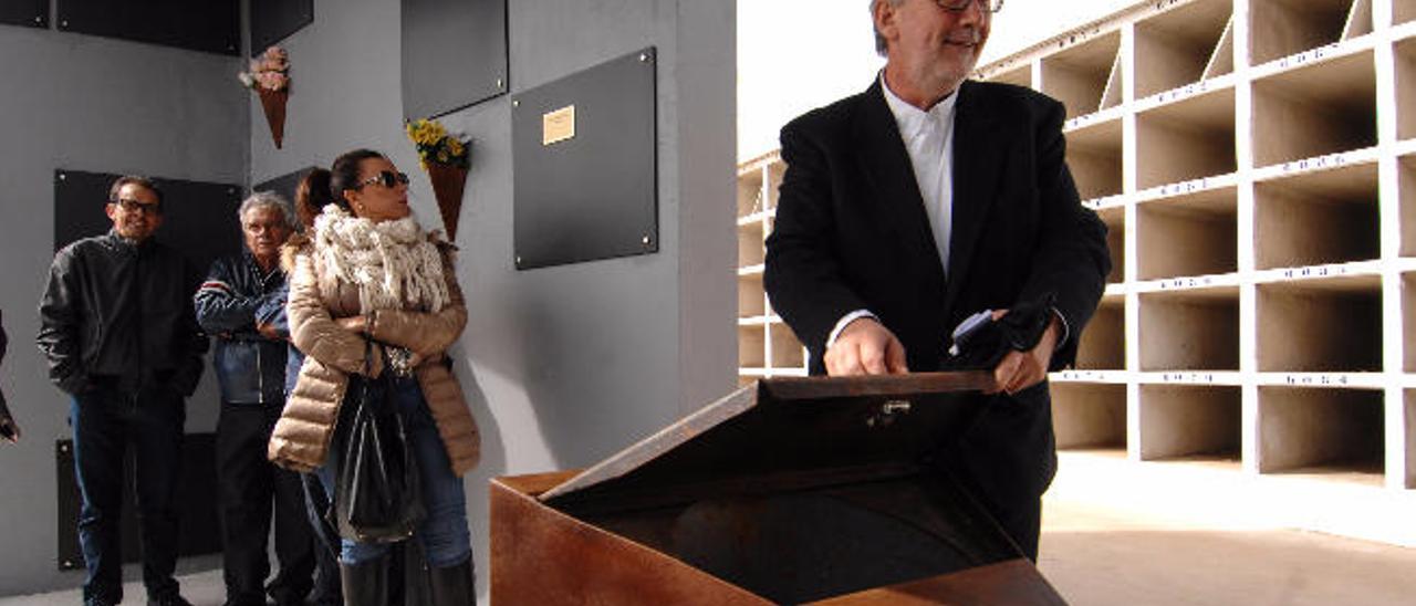 Inauguración del cinerario del cementerio de San Gregorio, en febrero de 2015.