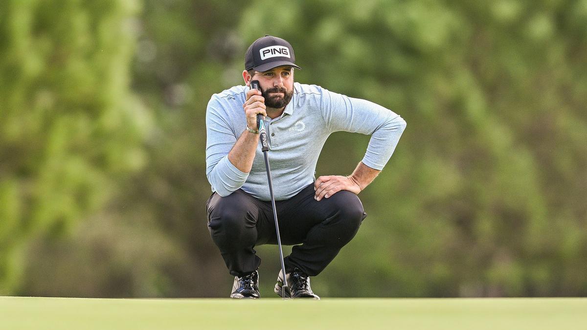 El inglés Matthew Baldwin, colíder del torneo, observa el green durante la jornada de hoy