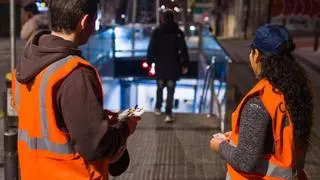 "Queremos que los vecinos confíen en nosotros": una noche con los nuevos serenos que refuerzan la seguridad en Esplugues