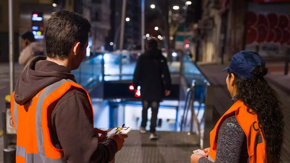 "Queremos que los vecinos confíen en nosotros": una noche con los nuevos serenos que refuerzan la seguridad en Esplugues