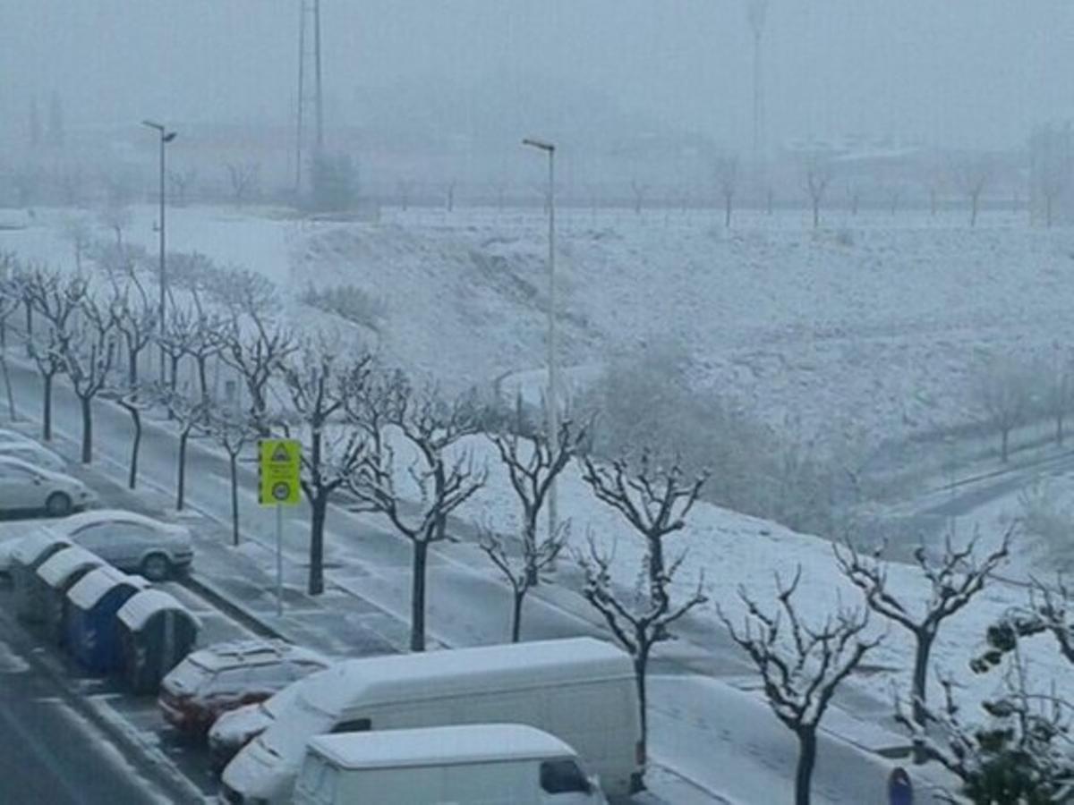 Rubí, tapat per un mantell blanc de neu.