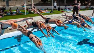 Varios participantes en el Centro Municipal La Elipa durante la iniciativa solidaria ’Mójate por la esclerosis múltiple’ para dar visibilidad a esta enfermedad en 18 piscinas de Madrid.