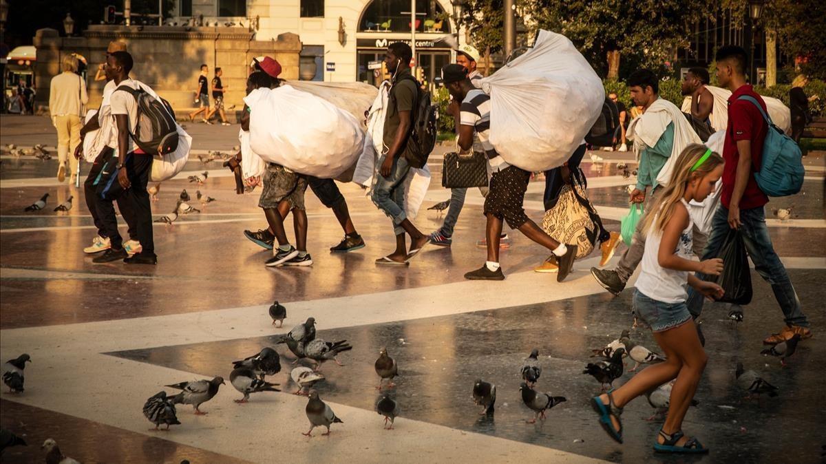 Manteros en la plaza de Catalunya.