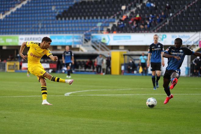 Jadon Sancho del Borussia Dortmund celebra el gol 0-2 con una camiseta de Justice for George Floyd