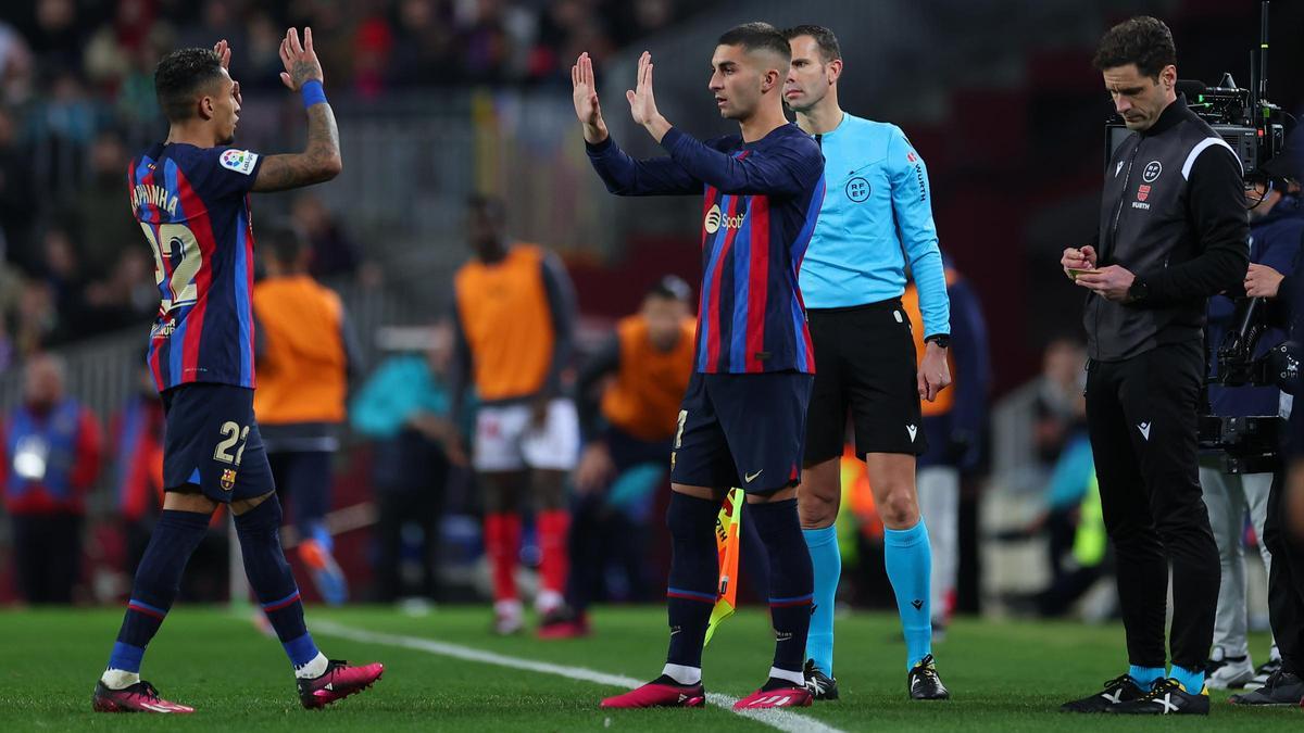 Raphinha y Ferran Torres, durante una sustitución