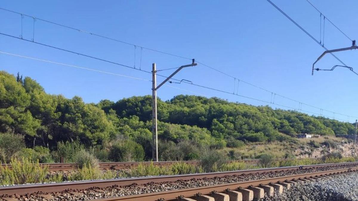 El socavón al lado de la vía entre Sitges y Vilanova.