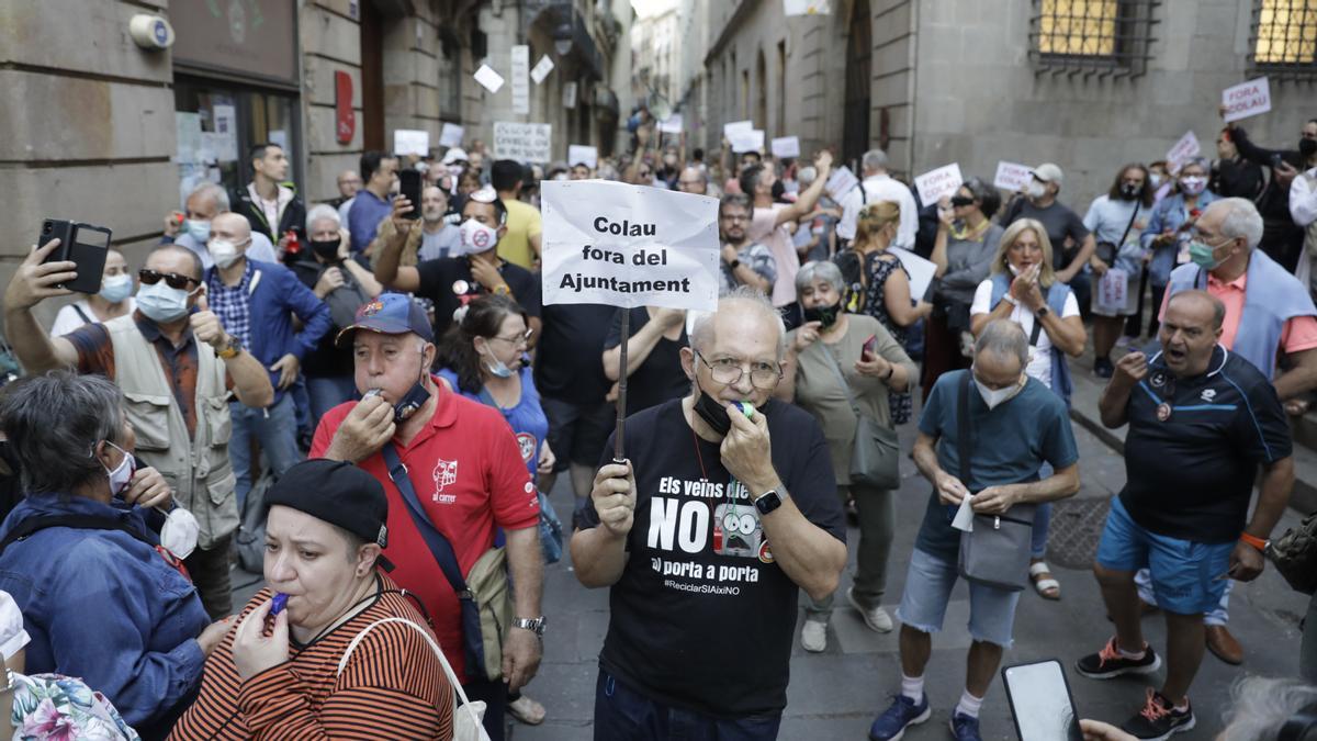 Protestas en el carrer Ciutat contra Colau