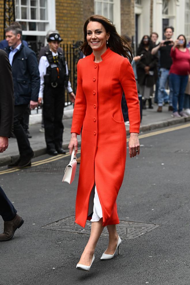 Kate Middleton con abrigo rojo