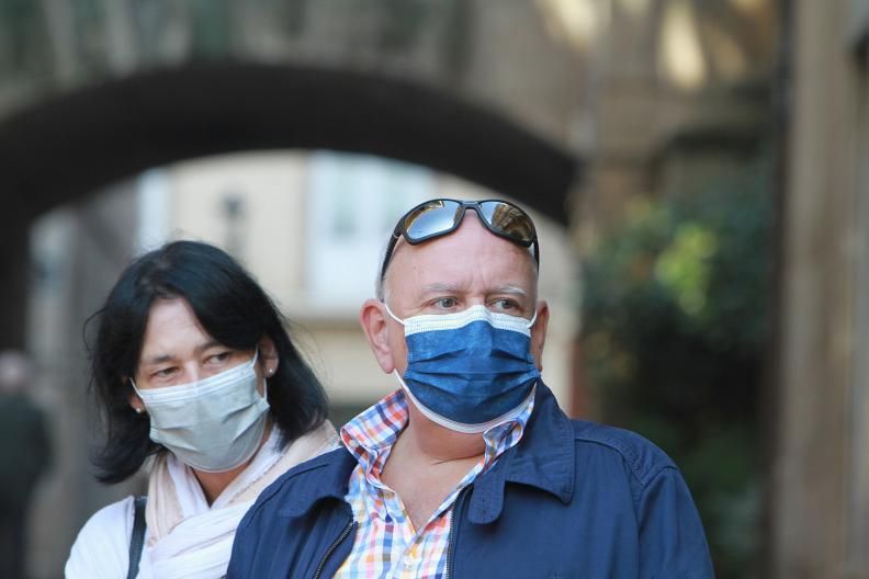 Dos personas con mascarilla en una de las calles de Ourense.