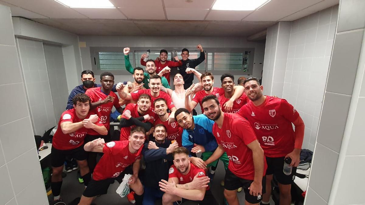 Los jugadores del Trujillo celebran su última victoria, el pasado miércoles ante el Badajoz B.