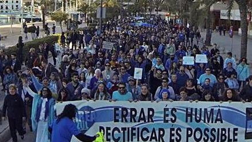 Imagen de la manifestación contra las prospecciones petrolíferas que recorrió las calles de Vila en febrero de 2014.