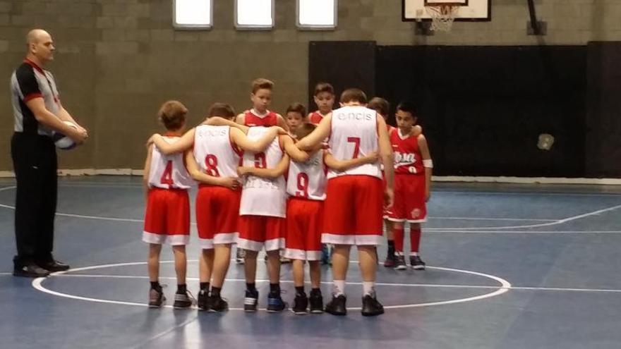 Premini vermell del CBiUM en un partit a Sant Adrià.