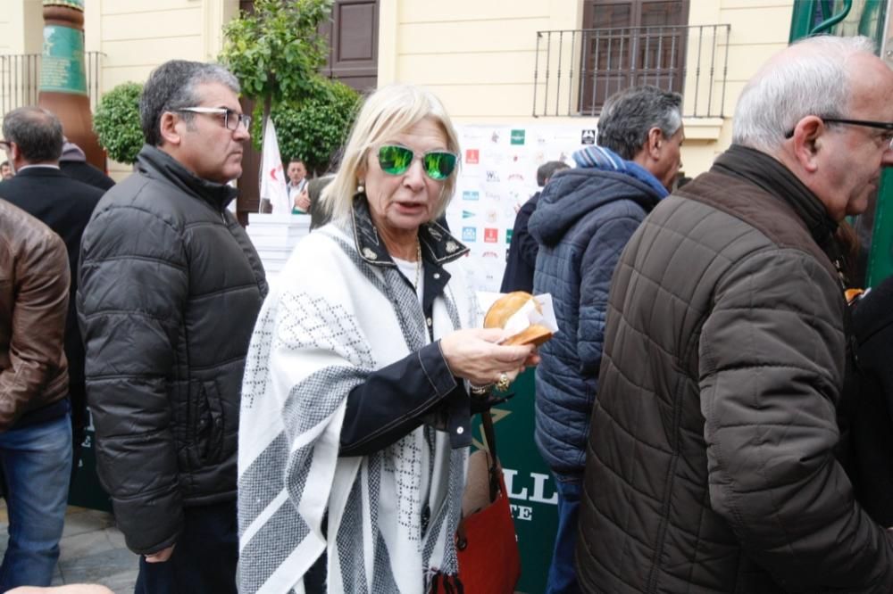 Reparto de pasteles de carne en la plaza del Romea