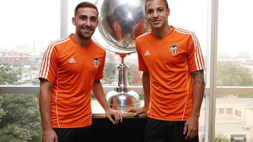 Paco Alcácer y Rodrigo posan juntos en Perú, donde hoy juegan un amistoso.