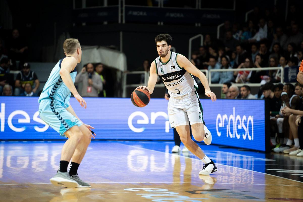 Busquets, en una acción del encuentro ante el MoraBanc Andorrra