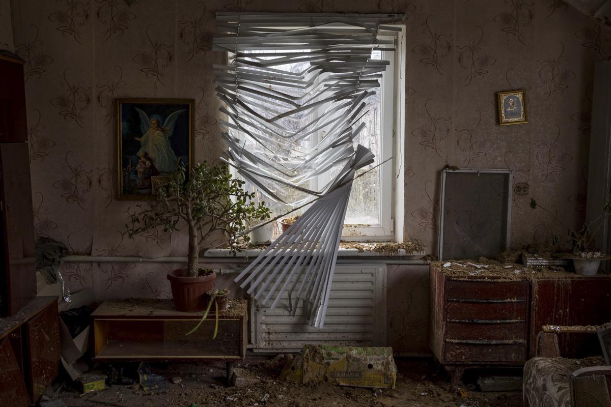 La ventana de una casa alcanzada por proyectiles rusos, en Cherniguiv, el 16 de abril de 2022. 