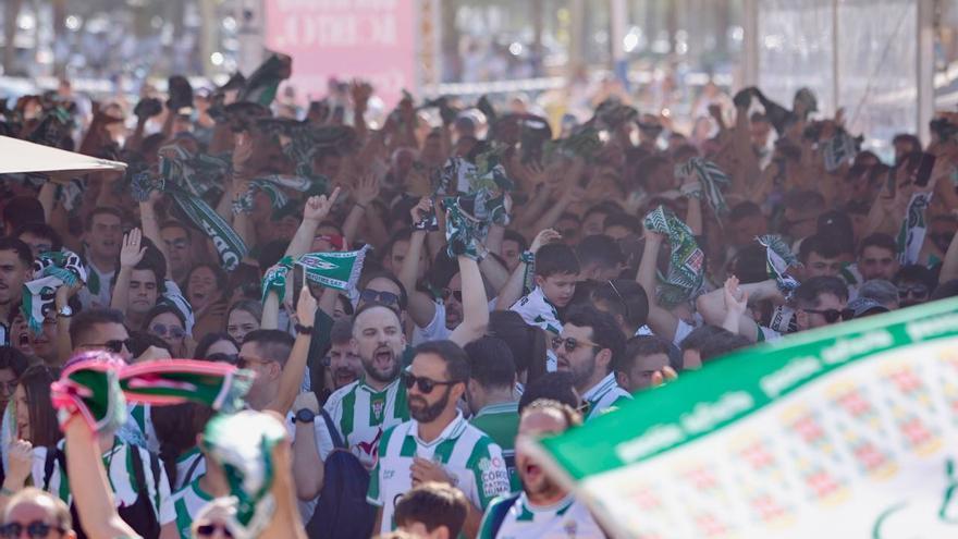 La afición del Córdoba CF vive la final en la &#039;fan zone&#039;