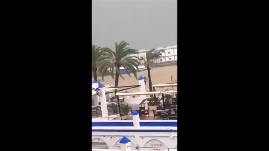 Una tormenta descarga con fuerza en Estepona