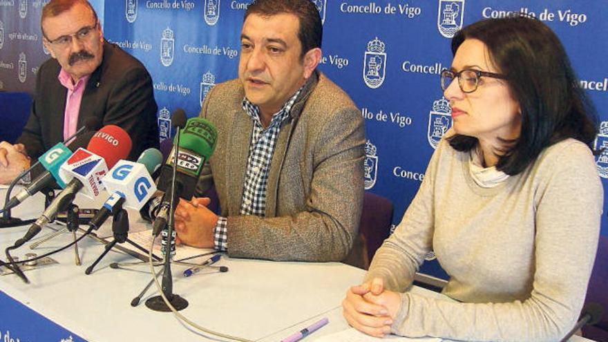 Los  concejales del Bloque Xabier Alonso (i.), Santiago Domínguez y Iolanda Veloso, ayer.