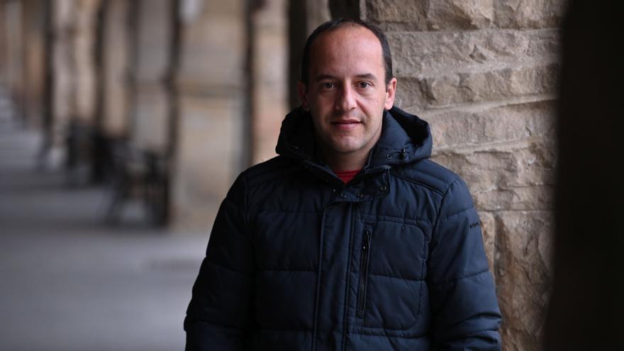 Lluís Cortés en la Plaça Mercadal de Balaguer, su localidad natal, recién llegado de Ucrania