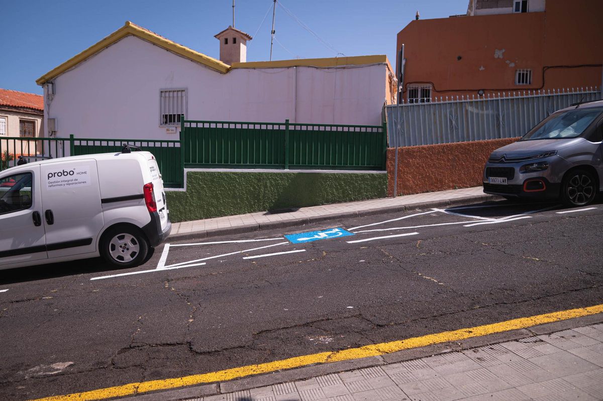 Calle Rafael Cortés, donde se ha suprimido el estacionamiento en uno de los dos márgenes y se han habilitado aparcamientos PMR.