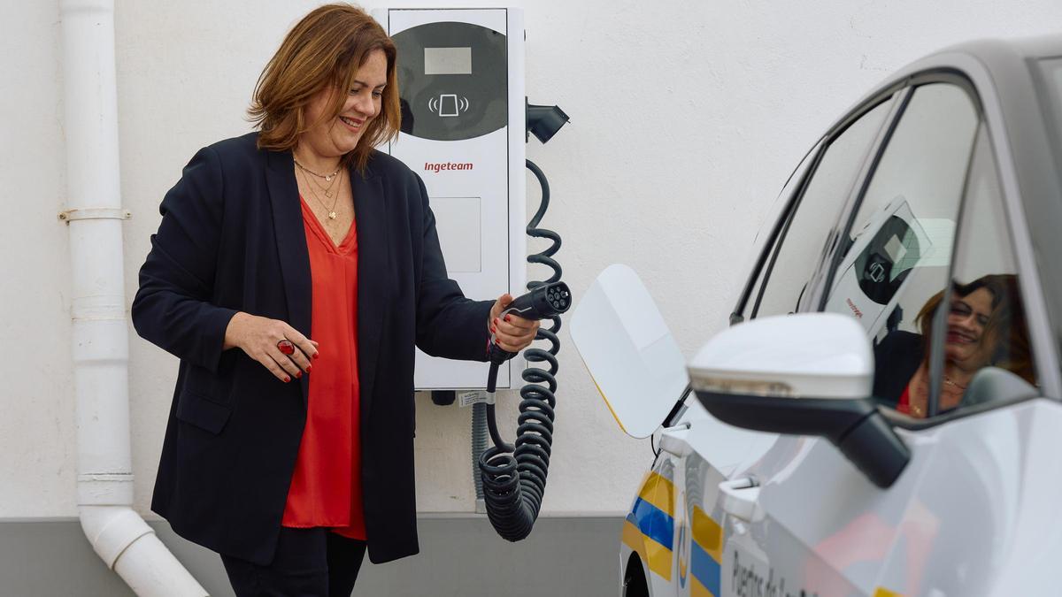 Beatriza Calzada se sube a uno de los nuevos coches eléctricos, en la Autoridad Portuaria de Las Palmas.
