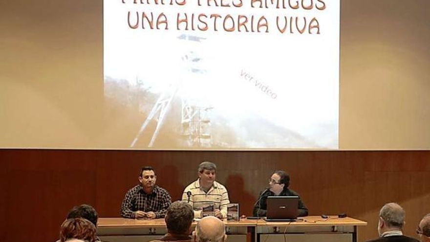 Por la izquierda, Fernando Fernández, Florentino Álvarez y Javier Fernández, ayer, en el Museo del Ferrocarril.